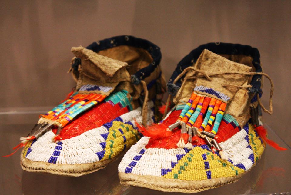 Dakota buckskin shirt. Shoshone beaded bag. Cheyenne moccasins and Lakota  moccasins . - Picture of Fort Caspar Museum and Historic Site, Casper -  Tripadvisor